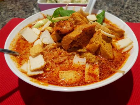  Laksa Penang: Uma explosão de sabores picantes e cremosos que dança na sua boca!