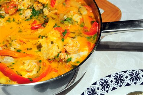  Moqueca de Peixe: Uma explosão tropical de sabores frescos e textura cremosa que irá te levar para as areias quentes da Bahia!