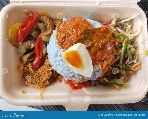  Nasi Kerabu, Uma Explosão de Sabores Picantes e Aromáticos da Cozinha Kelantanesa