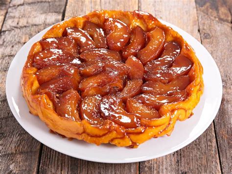  Tarte Tatin: Uma Explosão de Sabor Caramelizado e Textura Crocante que Encanta o Paladar!