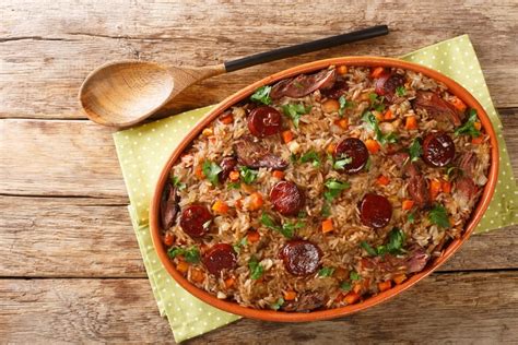  Arroz de Frango com Molho Picante: Uma Sinfonia Tropical de Sabores Ácidos e Apicados!